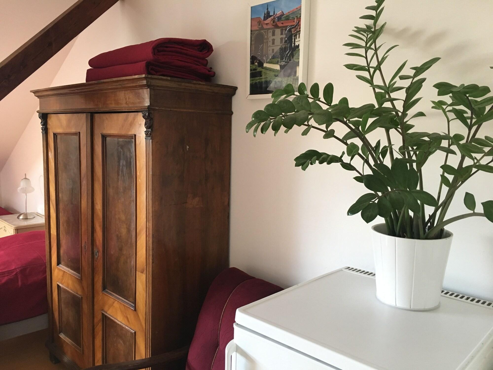 Hostel Rosemary Прага Экстерьер фото